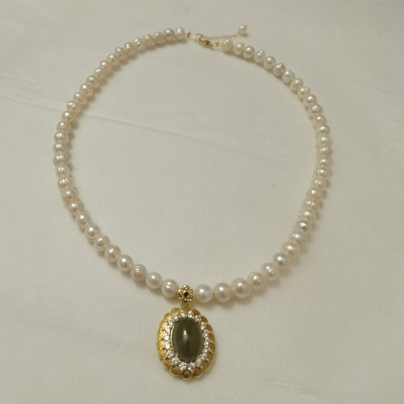 Freshwater pearl necklace with jade pendant. - Picture 2 of 4